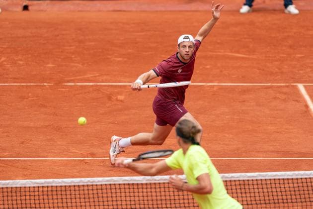 2025-06-02 French Open Roland Garros PARIS, FRANCE - JUNE 2: Tallon Griekspoor of The Netherlands, Alexander Zverev of Germany during the French Open at Roland Garros on June 2, 2025 in Paris, France. Paris Roland Garros France Content not available for redistribution in The Netherlands directly or indirectly through any third parties. Copyright: xMarleenxFouchierx