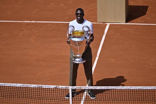 2025 Roland-Garros - Day 9 PARIS, FRANCE - JUNE 02: PSG s Ousmane Dembele brings the UEFA Champions League trophy on Court Philippe-Chatrier during French Open tennis tournament on day 9 at the Roland-Garros Complex in Paris, France on June 2, 2025. PSG won the Champions League for the first time in their history. Burak Akbulut Anadolu Paris France. Editorial use only. Please get in touch for any other usage.  Copyright: x2025xAnadoluxBurakxAkbulutx