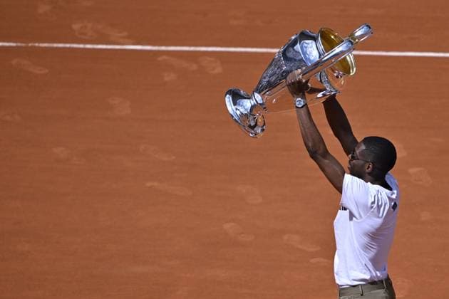 2025 Roland-Garros - Day 9 PARIS, FRANCE - JUNE 02: PSG s Ousmane Dembele brings the UEFA Champions League trophy on Court Philippe-Chatrier during French Open tennis tournament on day 9 at the Roland-Garros Complex in Paris, France on June 2, 2025. PSG won the Champions League for the first time in their history. Burak Akbulut Anadolu Paris France. Editorial use only. Please get in touch for any other usage.  Copyright: x2025xAnadoluxBurakxAkbulutx
