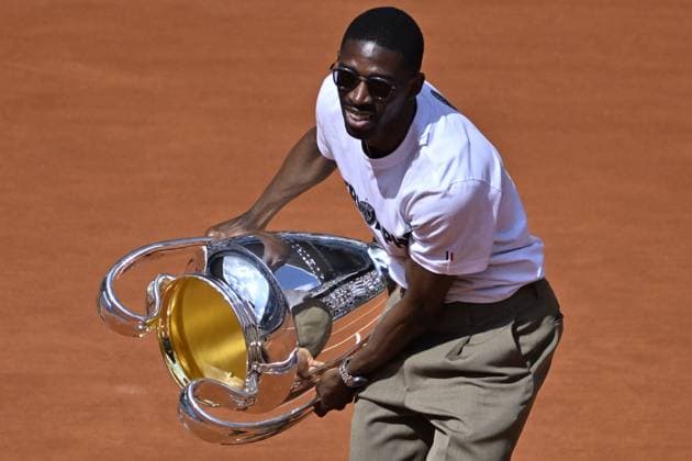 2025 Roland-Garros - Day 9 PARIS, FRANCE - JUNE 02: PSG s Ousmane Dembele brings the UEFA Champions League trophy on Court Philippe-Chatrier during French Open tennis tournament on day 9 at the Roland-Garros Complex in Paris, France on June 2, 2025. PSG won the Champions League for the first time in their history. Burak Akbulut Anadolu Paris France. Editorial use only. Please get in touch for any other usage.  Copyright: x2025xAnadoluxBurakxAkbulutx