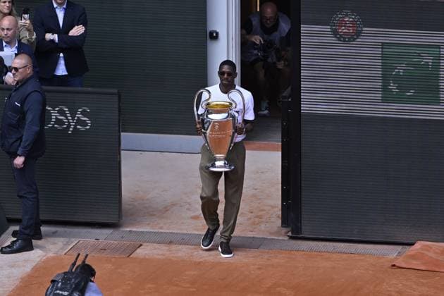 2025 Roland-Garros - Day 9 PARIS, FRANCE - JUNE 02: PSG s Ousmane Dembele brings the UEFA Champions League trophy on Court Philippe-Chatrier during French Open tennis tournament on day 9 at the Roland-Garros Complex in Paris, France on June 2, 2025. PSG won the Champions League for the first time in their history. Burak Akbulut Anadolu Paris France. Editorial use only. Please get in touch for any other usage.  Copyright: x2025xAnadoluxBurakxAkbulutx