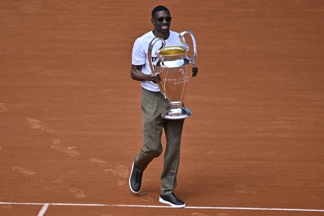 2025 Roland-Garros - Day 9 PARIS, FRANCE - JUNE 02: PSG s Ousmane Dembele brings the UEFA Champions League trophy on Court Philippe-Chatrier during French Open tennis tournament on day 9 at the Roland-Garros Complex in Paris, France on June 2, 2025. PSG won the Champions League for the first time in their history. Burak Akbulut Anadolu Paris France. Editorial use only. Please get in touch for any other usage.  Copyright: x2025xAnadoluxBurakxAkbulutx