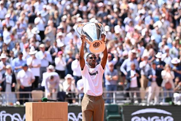 2025 Roland-Garros - Day 9 PARIS, FRANCE - JUNE 02: PSG s Ousmane Dembele brings the UEFA Champions League trophy on Court Philippe-Chatrier during French Open tennis tournament on day 9 at the Roland-Garros Complex in Paris, France on June 2, 2025. PSG won the Champions League for the first time in their history. Mustafa Yalcin Anadolu Paris France. Editorial use only. Please get in touch for any other usage.  Copyright: x2025xAnadoluxMustafaxYalcinx