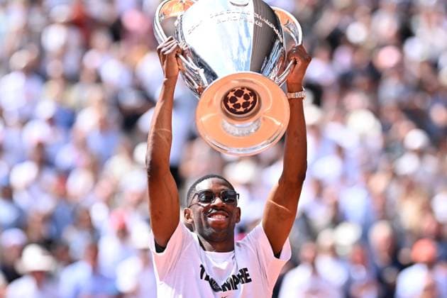 2025 Roland-Garros - Day 9 PARIS, FRANCE - JUNE 02: PSG s Ousmane Dembele brings the UEFA Champions League trophy on Court Philippe-Chatrier during French Open tennis tournament on day 9 at the Roland-Garros Complex in Paris, France on June 2, 2025. PSG won the Champions League for the first time in their history. Mustafa Yalcin Anadolu Paris France. Editorial use only. Please get in touch for any other usage.  Copyright: x2025xAnadoluxMustafaxYalcinx