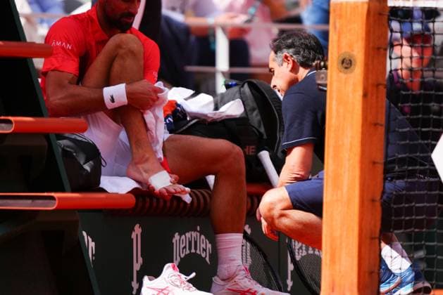 Sport Bilder des Tages Novak Djokovic gets treatment on his foot French Open Tennis, Day Nine, Tennis, Roland Garros, Paris, France - 02 Jun 2025 EDITORIAL USE ONLY No use with unauthorised audio, video, data, fixture lists, club league logos or live services. Online in-match use limited to 120 images, no video emulation. No use in betting, games or single club league player publications. Copyright: xJavierxGarcia Shutterstockx 15335297bs