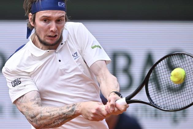 2025 Roland-Garros - Day 9 PARIS, FRANCE - JUNE 02: Alexander Bublik of Kazakhstan competes with Jack Draper (not seen) of Great Britain during the Men s Singles Fourth Round match on Day Nine of the 2025 French Open at Roland Garros on June 02, 2025 in Paris, France. Burak Akbulut Anadolu Paris France. Editorial use only. Please get in touch for any other usage.  Copyright: x2025xAnadoluxBurakxAkbulutx