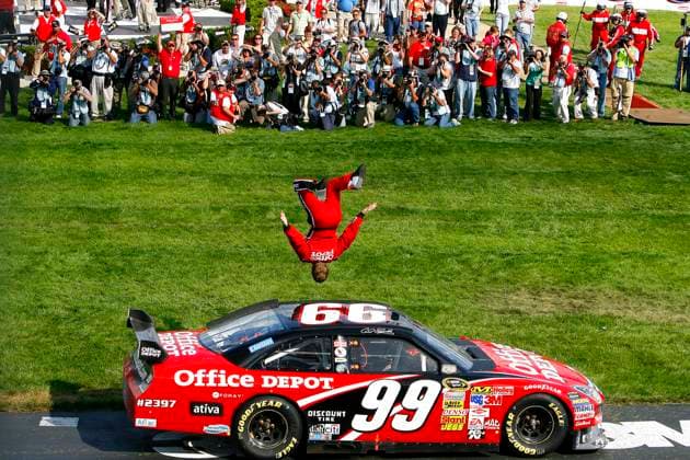 Archivbilder der Woche SPORT KW23 August 17, 2008, Brooklyn, Mi, USA: Brooklyn, MI USA - August 17, 2008: Carl Edwards completed the weekend sweep at MIS scoring win number 5 of the season in the 3M Performance 400 at Michigan International Speedway in Brooklyn, MI. Brooklyn USA - ZUMAa161 20080817_aaa_a161_002 Copyright: xWalterxG.xArcexSr.x