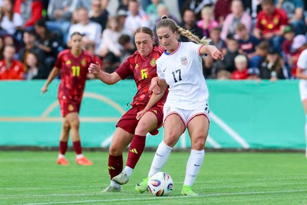 Lisanne Graewe (Germany) und Abi Brighton (USA) kaempfen um den Ball, Friendly match, Germany vs USA U23, Kramski-Arena am 02. June 2025 in Pforzheim, Deutschland. (Foto von Marco Steinbrenner DeFodi Images) Lisanne Graewe (Germany) und Abi Brighton (USA) battle for the ball, Friendly match, Germany vs USA U23, Kramski-Arena, June 2, 2025 in Pforzheim, Germany. (Photo by Marco Steinbrenner DeFodi Images)