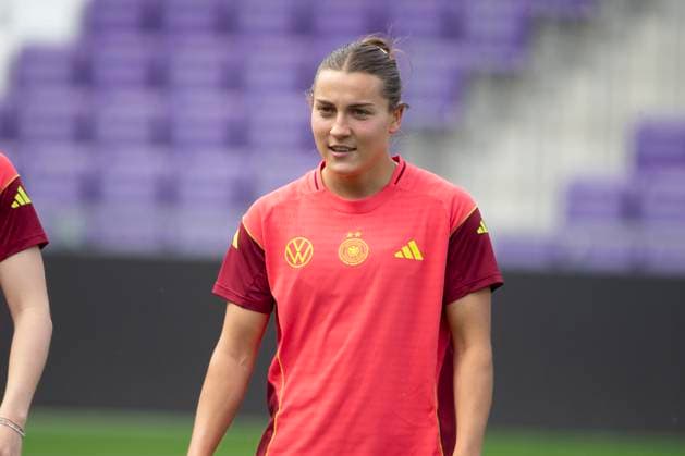 GER, Bremen, Fußballl, Frauenfussball, UEFA Womens Nations League, 6. Spieltag, Abschlusstraining Deutschland im Bild v.l.: Carlotta Wamser (GER 05), 02.06.2025, Franz-Horr-Stadion Wien UEFA REGULATIONS PROHIBIT ANY USE OF PHOTOGRAPHS AS IMAGE SEQUENCES AND OR QUASI-VIDEO, Copyright: HMBxMedia PaulxFritz