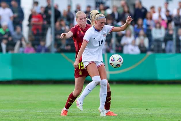 Camilla Kuever (Germany) und Riley Tiernan (USA) kaempfen um den Ball, Friendly match, Germany vs USA U23, Kramski-Arena am 02. June 2025 in Pforzheim, Deutschland. (Foto von Marco Steinbrenner DeFodi Images) Camilla Kuever (Germany) und Riley Tiernan (USA) battle for the ball, Friendly match, Germany vs USA U23, Kramski-Arena, June 2, 2025 in Pforzheim, Germany. (Photo by Marco Steinbrenner DeFodi Images)