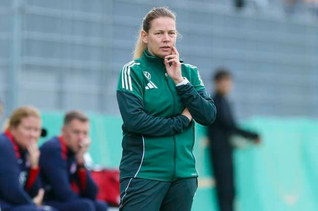 Bundestrainerin Kathrin Peter (Germany) schaut, Friendly match, Germany vs USA U23, Kramski-Arena am 02. June 2025 in Pforzheim, Deutschland. (Foto von Marco Steinbrenner DeFodi Images) Bundestrainerin Kathrin Peter (Germany) looks on, Friendly match, Germany vs USA U23, Kramski-Arena, June 2, 2025 in Pforzheim, Germany. (Photo by Marco Steinbrenner DeFodi Images)
