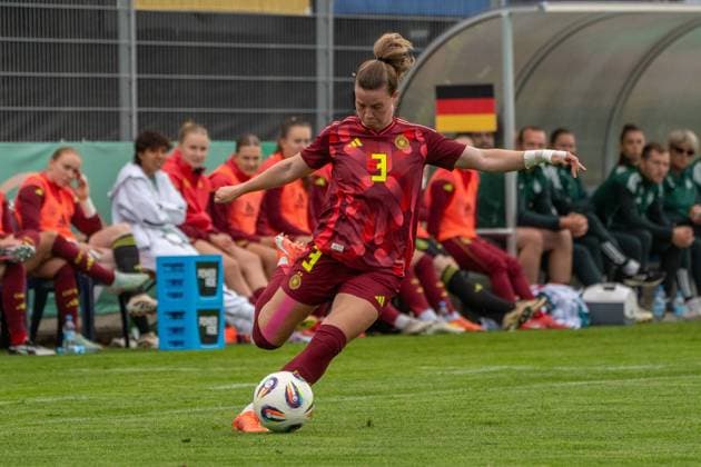 02.06.2025, xhfmx, Fussball U 23-Frauen-Länderspiel, Deutschland - USA Sarah Mattner-Trembleau (Deutschland U23) bringt eine Flanke. (DFL DFB REGULATIONS PROHIBIT ANY USE OF PHOTOGRAPHS as IMAGE SEQUENCES and or QUASI-VIDEO) Pforzheim