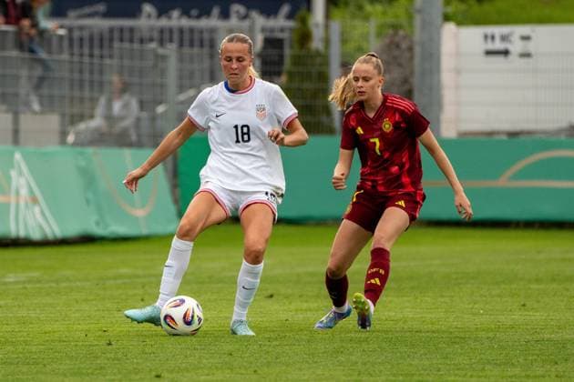 02.06.2025, xhfmx, Fussball U 23-Frauen-Länderspiel, Deutschland - USA v.l. Evelyn Shores (USA U23) im Zweikampf mit Vivien Endemann (Deutschland U23) (DFL DFB REGULATIONS PROHIBIT ANY USE OF PHOTOGRAPHS as IMAGE SEQUENCES and or QUASI-VIDEO) Pforzheim
