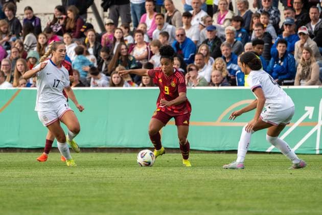 02.06.2025, xhfmx, Fussball U 23-Frauen-Länderspiel, Deutschland - USA v.l. Shekiera Martinez (Deutschland U23) setzt sich gegen Abi Brighton (USA U23) und Jordan Bugg (USA U23) durch. (DFL DFB REGULATIONS PROHIBIT ANY USE OF PHOTOGRAPHS as IMAGE SEQUENCES and or QUASI-VIDEO) Pforzheim