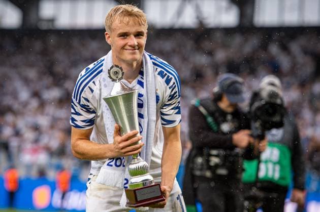 FC Copenhagen v Silkeborg IF, Oddset Cup final 2025, Herning, Denmark Herning, Denmark. 29th, May 2025. Victor Froholdt of FC Copenhagen is awarded the Player of the Match trophy after the Oddset Cup final between FC Copenhagen and Silkeborg IF at MCH Arena in Herning. Denmark, Herning  Copyright: xGonzalesxPhoto MortenxKjaerx