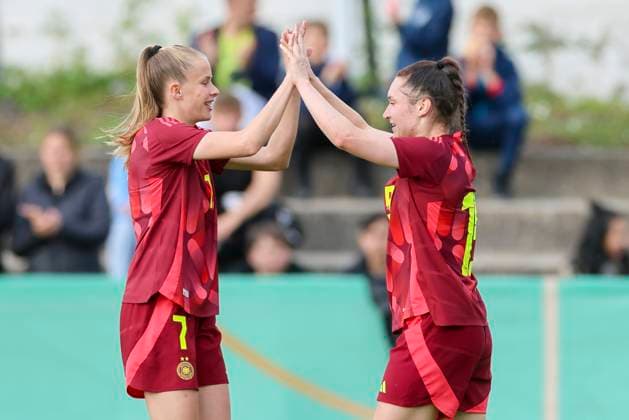 Sophie Weidauer (Germany) bejubelt ihren Treffer zum 1:0 mit Vivien Endemann (Germany), Friendly match, Germany vs USA U23, Kramski-Arena am 02. June 2025 in Pforzheim, Deutschland. (Foto von Marco Steinbrenner DeFodi Images) Sophie Weidauer (Germany) celebrates after scoring her teams first goal with Vivien Endemann (Germany), Friendly match, Germany vs USA U23, Kramski-Arena, June 2, 2025 in Pforzheim, Germany. (Photo by Marco Steinbrenner DeFodi Images)