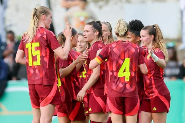 Sophie Weidauer (Germany) bejubelt ihren Treffer mit den Teamkolleginnen, Friendly match, Germany vs USA U23, Kramski-Arena am 02. June 2025 in Pforzheim, Deutschland. (Foto von Marco Steinbrenner DeFodi Images) Sophie Weidauer (Germany) celebrates her goal with teammates, Friendly match, Germany vs USA U23, Kramski-Arena, June 2, 2025 in Pforzheim, Germany. (Photo by Marco Steinbrenner DeFodi Images)