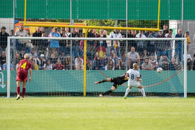 02.06.2025, xhfmx, Fussball U 23-Frauen-Länderspiel, Deutschland - USA Korbin Albert (USA U23) erzielt per Strafstoß das 1:1. (DFL DFB REGULATIONS PROHIBIT ANY USE OF PHOTOGRAPHS as IMAGE SEQUENCES and or QUASI-VIDEO) Pforzheim