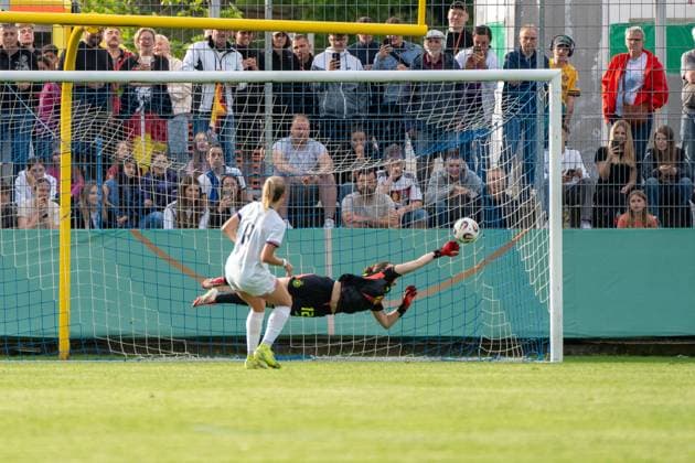02.06.2025, xhfmx, Fussball U 23-Frauen-Länderspiel, Deutschland - USA Korbin Albert (USA U23) erzielt per Strafstoß das 1:1. (DFL DFB REGULATIONS PROHIBIT ANY USE OF PHOTOGRAPHS as IMAGE SEQUENCES and or QUASI-VIDEO) Pforzheim