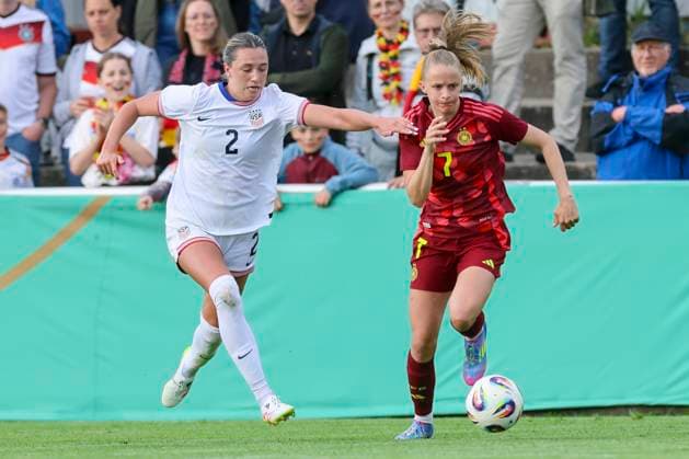 Emily Mason (USA) und Vivien Endemann (Germany) kaempfen um den Ball, Friendly match, Germany vs USA U23, Kramski-Arena am 02. June 2025 in Pforzheim, Deutschland. (Foto von Marco Steinbrenner DeFodi Images) Emily Mason (USA) und Vivien Endemann (Germany) battle for the ball, Friendly match, Germany vs USA U23, Kramski-Arena, June 2, 2025 in Pforzheim, Germany. (Photo by Marco Steinbrenner DeFodi Images)