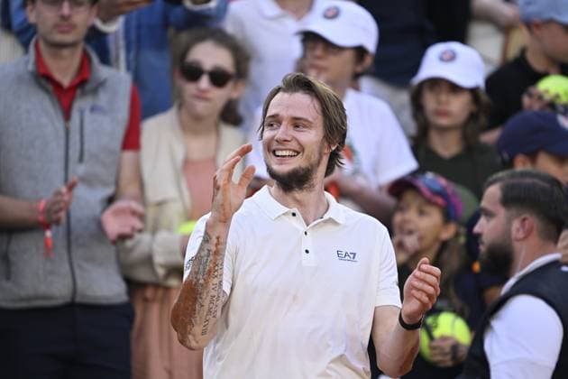 2025 Roland-Garros - Day 9 PARIS, FRANCE - JUNE 2: Aleksandr Bublik of Kazakhstan competes against Jack Draper (not seen) of United Kingdom during Men s Singles Fourth Round match on Day Nine of the 2025 French Open at Court Suzanne Lenglen in Paris, France on June 2, 2025. Burak Akbulut Anadolu Paris France. Editorial use only. Please get in touch for any other usage.  Copyright: x2025xAnadoluxBurakxAkbulutx