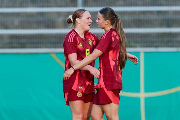 Tuana Mahmoud (Germany) bejubelt ihren Treffer zum 2:1 mit Lisanne Graewe (Germany), Friendly match, Germany vs USA U23, Kramski-Arena am 02. June 2025 in Pforzheim, Deutschland. (Foto von Marco Steinbrenner DeFodi Images) Tuana Mahmoud (Germany) celebrates after scoring her teams second goal with Lisanne Graewe (Germany), Friendly match, Germany vs USA U23, Kramski-Arena, June 2, 2025 in Pforzheim, Germany. (Photo by Marco Steinbrenner DeFodi Images)