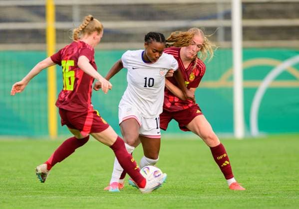 Jaedyn Shaw (USA U23, 10) , gegen Camilla Kuever (Deutschland U23, 15) rechts,, Deutschland vs. USA, Fussball, Frauen, U23 Laenderspiel, Testspiel, Spielzeit 2024 2025, 02.06.2025 Eibner-Pressefoto Andreas Ulmer Deutschland vs. USA, Fussball, Frauen, U23 Laenderspiel, Testspiel, Spielzeit 2024 2025, 02.06.2025 Pforzheim Copyright: xEibner-Pressefoto AndreasxUlmerx EP_AUR