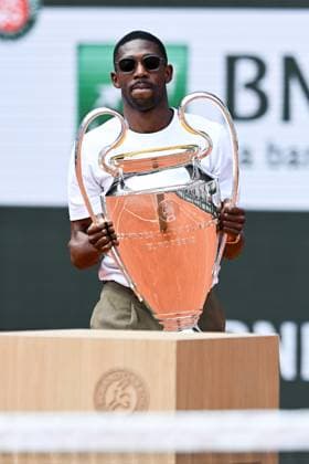 Internationaux de Roland Garros: Ousmane Dembelé présente la coupe aux grandes oreilles. Internationaux de tennis de Roland-Garros - Ousmane Dembele of Paris Saint-Germain shows the UEFA Champions League trophy 445456 2025-06-02 Paris France Dembele, Ousmane  Copyright: xLionelxGuericolasx xStarfacex STAR_445456_009