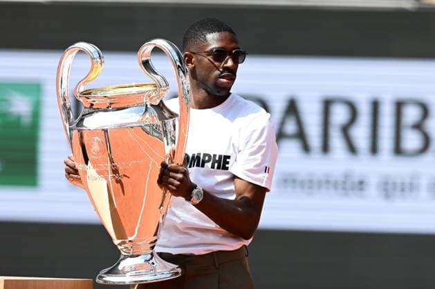 Internationaux de Roland Garros: Ousmane Dembelé présente la coupe aux grandes oreilles. Internationaux de tennis de Roland-Garros - Ousmane Dembele of Paris Saint-Germain shows the UEFA Champions League trophy 445456 2025-06-02 Paris France Dembele, Ousmane  Copyright: xLionelxGuericolasx xStarfacex STAR_445456_025