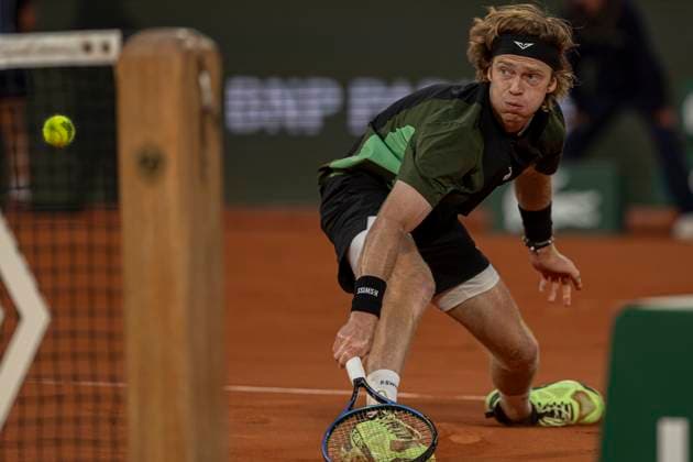 2025 French Open - Day Nine Andrey Rublev returns the ball against Jannik Sinner at the Roland Garros Grand Slam Tournament in Paris, France, on June 2, 2025. Paris France  Copyright: xRobertxSzaniszlox originalFilename:szaniszlo-notitle250602_npeqZ.jpg