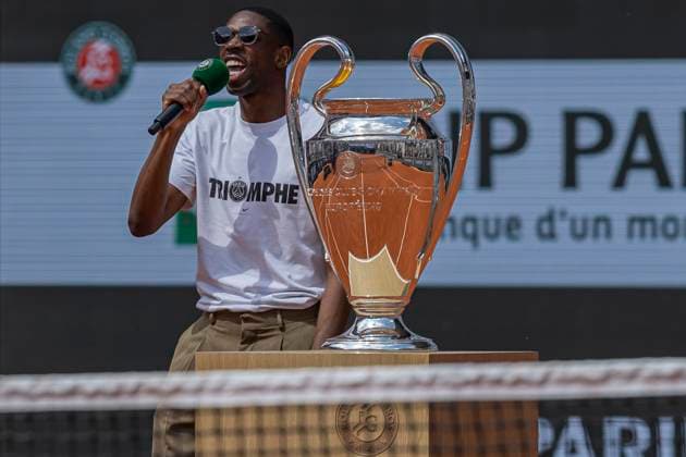 2025 French Open - Day Nine Ousmane Dembele, a player for PSG, presents the Championship Trophy at the Roland Garros Grand Slam Tournament in Paris, France, on June 2, 2025. Paris France  Copyright: xRobertxSzaniszlox originalFilename:szaniszlo-notitle250602_npNGJ.jpg