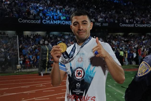 Whitecaps v Cruz Azul - CONCACAF Champions Cup 2025 Final Match Erik Lira 6 of Cruz Azul poses after winning the final match as part of the CONCACAF Champions Cup 2025 between Cruz Azul and Vancouver Whitecaps at the Estadio Olimpico Universitario. Cruz Azul defeat Whitecaps 5-0. on June 1, 2025 in Mexico City, Mexico. (Photo by Carlos Santiago Eyepix Group) Copyright: xCarlosxSantiago xEyepixxGroupx CS_01062025_157163