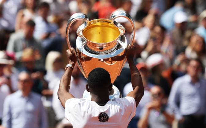 (250603) -- PARIS, June 3, 2025 -- Paris Saint-Germain s French forward Ousmane Dembele presents the UEFA Champions League s trophy on Court Philippe Chatrier at the French Open tennis tournament at Roland Garros, Paris, France, June 2, 2025. ) (SP)FRANCE-PARIS-TENNIS-FRENCH OPEN-UEFA CHAMPIONS LEAGUE-TROPHY GaoxJing 