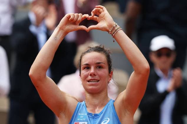 (250603) -- PARIS, June 3, 2025 -- Lois Boisson celebrates after winning the women s singles 4th round match between Jessica Pegula of the United States and Lois Boisson of France at the French Open tennis tournament at Roland Garros, Paris, France, June 2, 2025. ) (SP)FRANCE-PARIS-TENNIS-FRENCH OPEN-WOMEN S SINGLES GaoxJing 