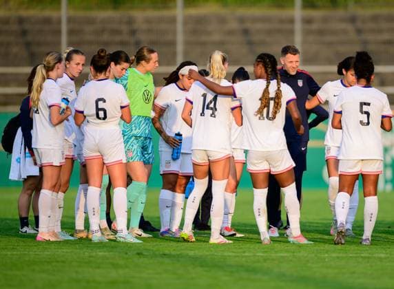 Das US Team nach dem mit 1:2 verloren Spiel gegen die Mannschaft von Deutschland U23, Deutschland vs. USA, Fussball, Frauen, U23 Laenderspiel, Testspiel, Spielzeit 2024 2025, 02.06.2025 DFB REGULATIONS PROHIBIT ANY USE OF PHOTOGRAPHS AS IMAGE SEQUENCES AND OR QUASI-VIDEO, Eibner-Pressefoto Andreas Ulmer Deutschland vs. USA, Fussball, Frauen, U23 Laenderspiel, Testspiel, Spielzeit 2024 2025, 02.06.2025 Pforzheim Copyright: xEibner-Pressefoto AndreasxUlmerx EP_AUR