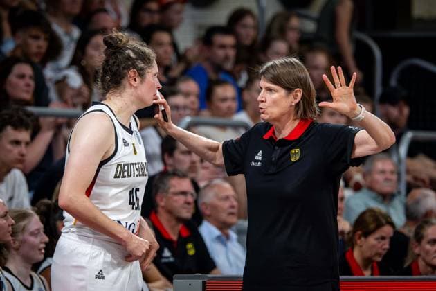 Basketball Bamberg 31.05.2025 Länderspiel DBB Frauen Damen Deutschland (GER) - Tschechien (CZE) Romy Bär (Deutschland, No.46) Lisa Thomaidis (Deutschland, Trainer)