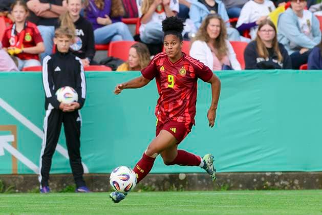 Shekiera Martinez (Germany) kontrolliert den Ball, Friendly match, Germany vs USA U23, Kramski-Arena am 02. June 2025 in Pforzheim, Deutschland. (Foto von Marco Steinbrenner DeFodi Images) Shekiera Martinez (Germany) controls the ball, Friendly match, Germany vs USA U23, Kramski-Arena, June 2, 2025 in Pforzheim, Germany. (Photo by Marco Steinbrenner DeFodi Images)