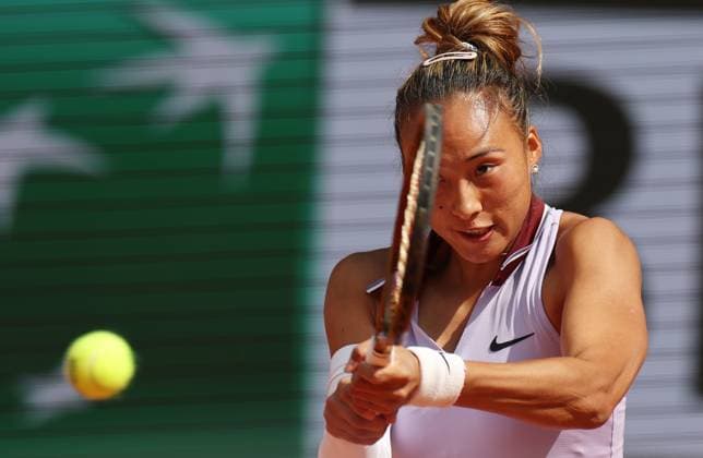 Sport Bilder des Tages (250603) -- PARIS, June 3, 2025 -- Zheng Qinwen returns a shot during the women s singles quarterfinal between Zheng Qinwen of China and Aryna Sabalenka of Belarus at the French Open tennis tournament at Roland Garros, Paris, France, June 3, 2025. ) (SP)FRANCE-PARIS-TENNIS-FRENCH OPEN-WOMEN S SINGLES-QUARTERFINAL GaoxJing 