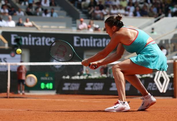 (250603) -- PARIS, June 3, 2025 -- Aryna Sabalenka returns a shot during the women s singles quarterfinal between Zheng Qinwen of China and Aryna Sabalenka of Belarus at the French Open tennis tournament at Roland Garros, Paris, France, June 3, 2025. ) (SP)FRANCE-PARIS-TENNIS-FRENCH OPEN-WOMEN S SINGLES-QUARTERFINAL GaoxJing 
