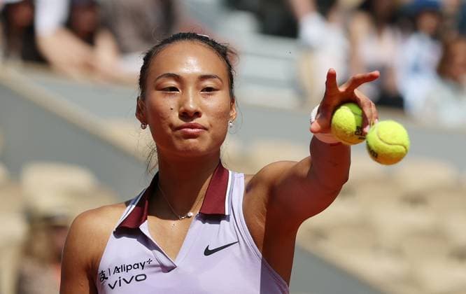 (250603) -- PARIS, June 3, 2025 -- Zheng Qinwen reacts during the women s singles quarterfinal between Zheng Qinwen of China and Aryna Sabalenka of Belarus at the French Open tennis tournament at Roland Garros, Paris, France, June 3, 2025. ) (SP)FRANCE-PARIS-TENNIS-FRENCH OPEN-WOMEN S SINGLES-QUARTERFINAL GaoxJing 