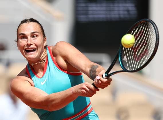Sport Bilder des Tages (250603) -- PARIS, June 3, 2025 -- Aryna Sabalenka returns a shot during the women s singles quarterfinal between Zheng Qinwen of China and Aryna Sabalenka of Belarus at the French Open tennis tournament at Roland Garros, Paris, France, June 3, 2025. ) (SP)FRANCE-PARIS-TENNIS-FRENCH OPEN-WOMEN S SINGLES-QUARTERFINAL LixJing 