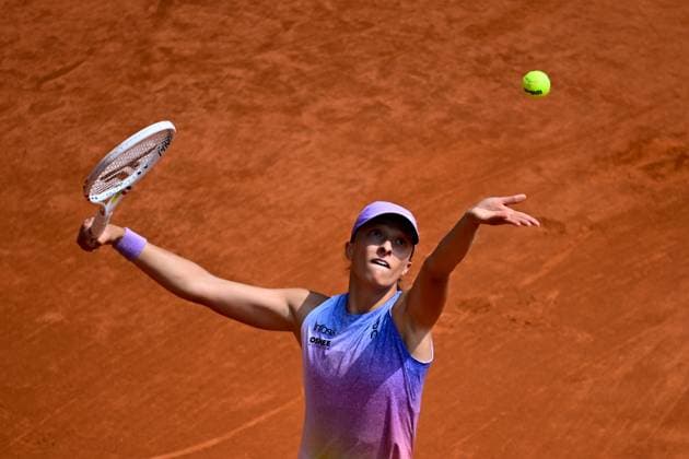 TENNIS : Roland Garros 2025 - Internationaux de France - 03 06 2025 Iga Swiatek ( POL ) serves during the 2025 French Open at Roland Garros on Juin 03, 2025 in Paris, France. ( Photo Dante Badano PSNewz ) - ParisFrance  Copyright: xx