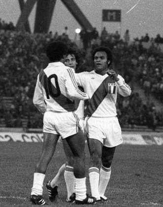 Archivbilder der Woche SPORT KW23 June 11, 1978 - Cordoba, ARGENTINA - ARGENTINA, 11 DE JUNIO DE 1978..PARTIDO ENTRE LA SELECCION PERUANA Y LA SELECCION DE IRAN POR EL GRUPO 4 DEL MUNDIAL ARGENTINA 1978. EN LA IMAGEN TEOFILO CUBILLAS, CESAR CUETO Y JUAN JOSE MUÃ¢â‚¬ANTE CELEBRAN EL GOL PERUANO...FOTO: CARLOS DEL ROSARIO EL COMERCIO Cordoba ARGENTINA *** June 11 1978 Cordoba ARGENTINA ARGENTINA ARGENTINA JUNE 11, 1978 PARTIDO EN LA SELECCION PERUANA Y LA SELECCION DE IRAN POR EL GRUPO 4 DEL MUNDIAL ARGENTINA 1978 EN LA IMAGEN TEOFILO CUBILLAS CESAR CUETO Y JUAN JOSE MUÃ¢â¬ANTE CELEBRAN EL GOLLO PERUANO FOTO CARLOS DEL ROSARIO EL COMERCIO Cordoba ARGENTINA  - ZUMAp94_ 19780611_zaf_p94_001 Copyright: xElxComerciox June 11 1978 Cordoba ARGENTINA ARGENTINA 11 DE JUNIO DE 1978 PARTIDO ENTRE LA SELECCION PERU  - ZUMA8 0090875998st Copyright: xElxComerciox