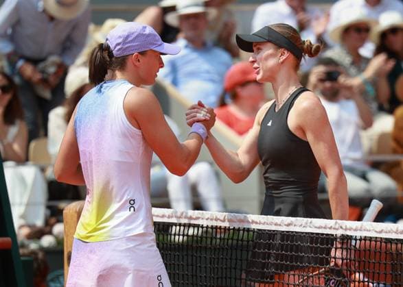 Elina Svitolina gratuliert der Siegerin Iga Swiatek Tennis - French Open 2025 - Roland Garros - Paris - - France - 3 June 2025. Copyright: xJuergenxHasenkopfx