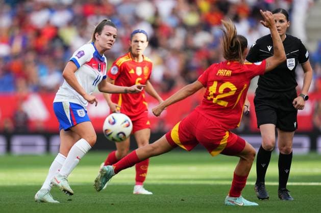 Lauren Hemp of England and Patri Guijarro of Spain Spain Women v England Women, UEFA Women s Nations League - League A - Group 3, Football, RCDE Stadium, Barcelona, Spain - 03 Jun 2025 EDITORIAL USE ONLY No use with unauthorised audio, video, data, fixture lists, club league logos or live services. Online in-match use limited to 120 images, no video emulation. No use in betting, games or single club league player publications. Copyright: xBaguxBlanco Shutterstockx 15338013j