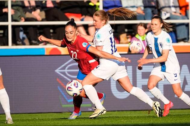 Nina MatejiÄ‡ of Serbia and Emmi Siren of Finland during the UEFA Women s Nations League match between Finland and Serbia at the Helsinki Olympic Stadium on 3rd June 2025 in Helsinki, Finland. (Kalle Parkkinen Newspix24)  Copyright: xKALLExPARKKINENx NP24kp0006
