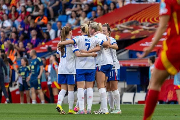 Barcelona, Spain, June 2nd 2025 England celebrate the first goal during UEFA Women s Nations League match between Spain v England at the Estadio RCDE in Barcelona, Spain (Andres Lopez Sheridan SPP) Copyright: xAndresxLopezxSheridanxx xSPPx spp-en-AnLoShSp-ALS_SPA-ENG-20