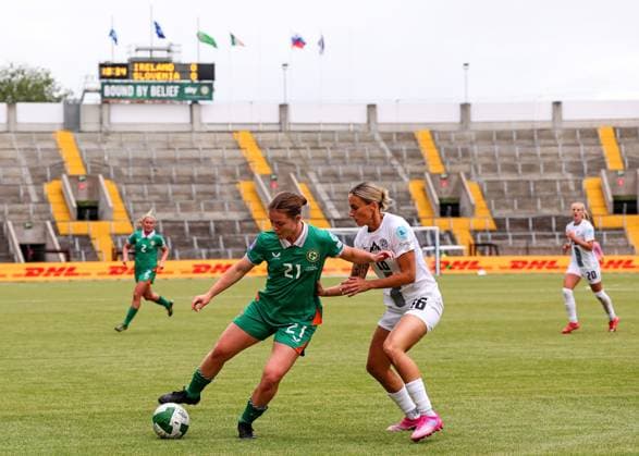 UEFA Women s Nations League 2025, Pairc Ui Chaoimh, Cork 3 6 2025 Republic of Ireland WNT vs Slovenia Ireland s Emily Murphy with Kaja ErÅ¾en of Slovenia Emily Murphy with Kaja ErÅ¾en 3 6 2025  Copyright: x INPHO BenxBradyx BB2_7099