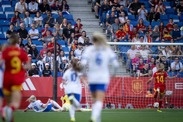 Agnes Beever-Jones (England) scores during a Women s Nations League match between Spain and England at Stage Front Stadium in Barcelona, Barcelona, Spain, on June 03 2025. Photo by Felipe Mondino Copyright: x@FELIPExMONDINOx