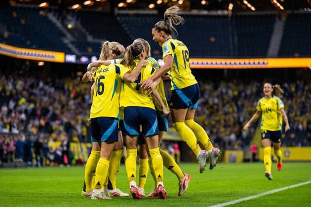 250603 Stina Blackstenius of Sweden celebrates with team mates after scoring 1-0 during the Women s Nations League football match between Sweden and Denmark on June 3, 2025 in Stockholm. Photo: Joel Marklund BILDBYRAN kod JM JM0698 fotboll football soccer fotball nations league uefa womens nations league sverige sweden danmark denmark dam bbeng bbauto jubel Copyright: JOELxMARKLUND BB250603JM019